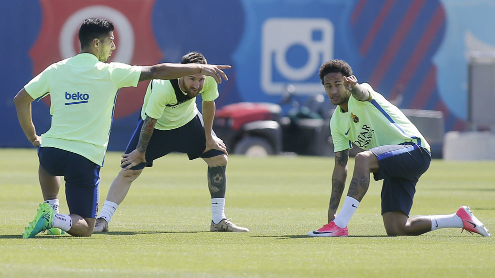 Luis Surez (30), Leo Messi (29) y Neymar Jr. (25) charlan durante un...