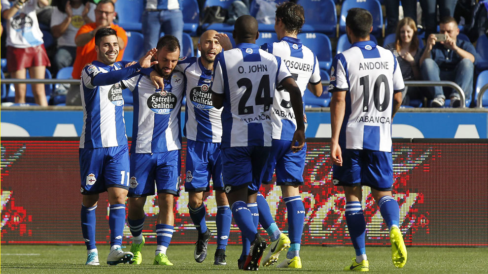 Carles Gil celebra un gol con sus compaeros