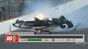 Momento del vuelco del coche de Bourdais, tras chocar con el muro.