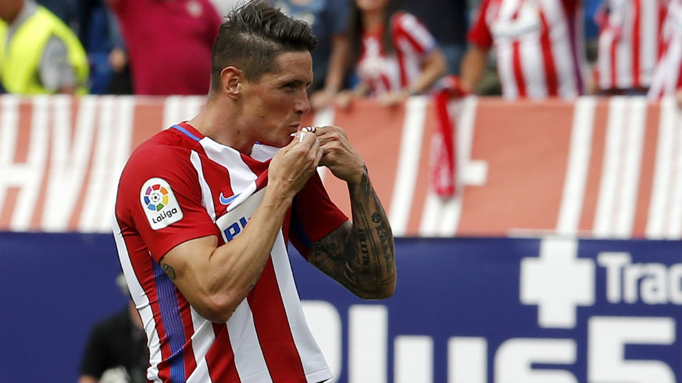 Fernando Torres se besa el escudo tras el primer gol al Athletic