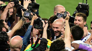 Zidane celebra la Liga con los jugadores