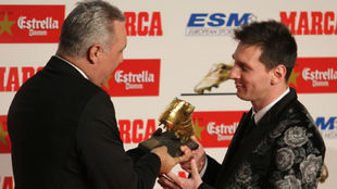 Messi recibe la Bota de Oro de la temporada 12-13 de manos de...
