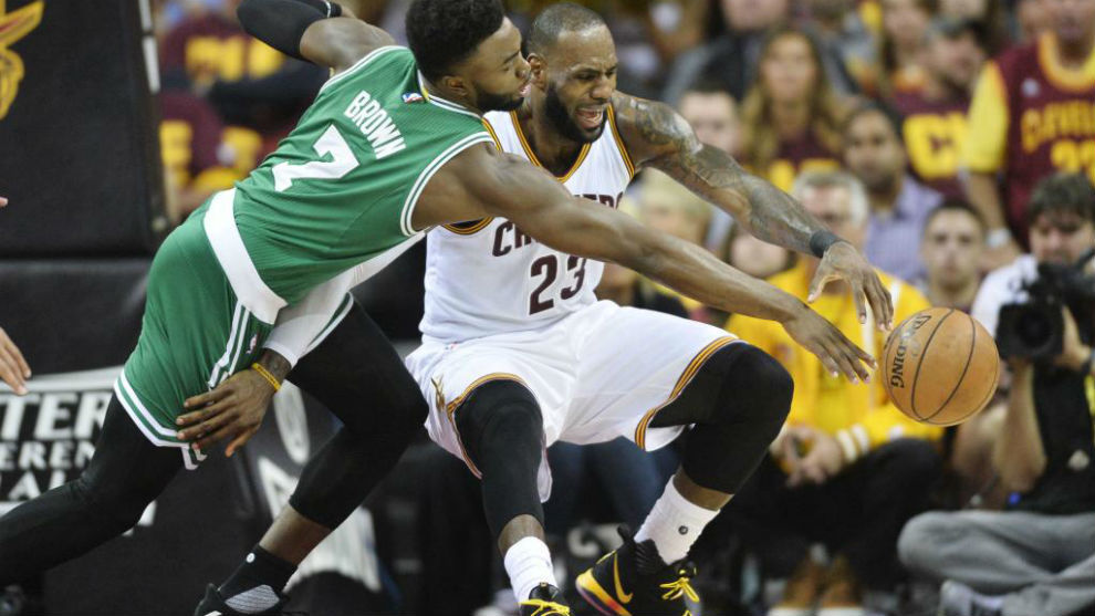 LeBron James (Cavs) sufre la intensa defensa de Jaylen Brown (Celtics)