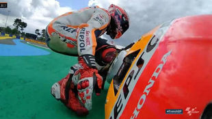 Mrquez intenta levantar su moto tras caer en el GP de Francia.