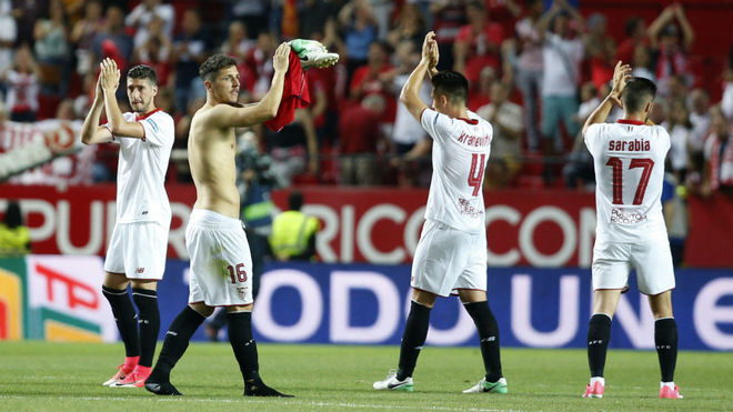 Los jugadores del Sevilla aplauden a la aficin tras el partido...