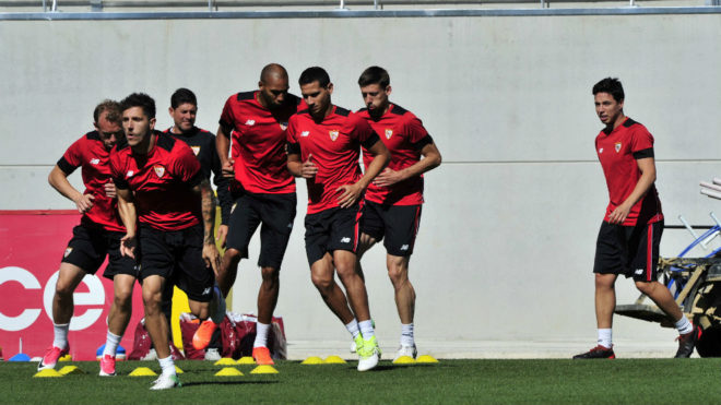 Los jugadores del Sevilla hacen un ejercicio en un entrenamiento.