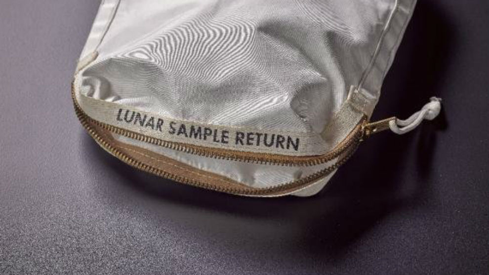 Una bolsa de Armstrong con polvo lunar, a subasta por 2 millones de dlares