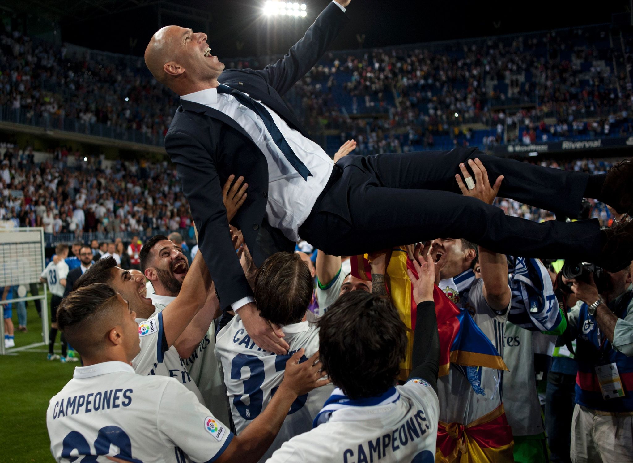 Zidane manteado por sus jugadores en Mlaga