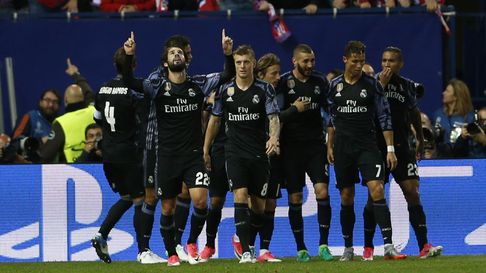 Los jugadores del Real Madrid durante la semifinal de Champions en el...