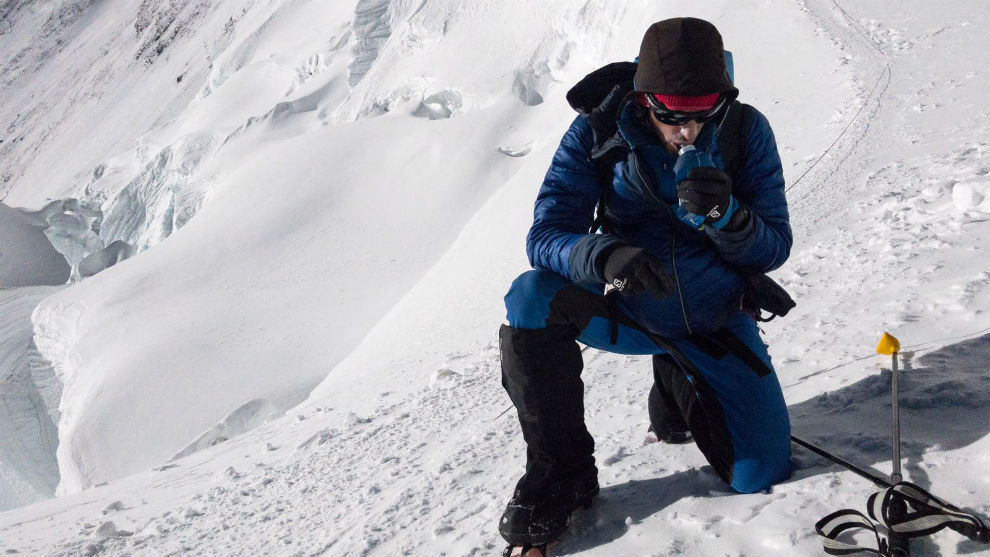 Kilian Jornet bebe a su paso por los 7.500 metros del Everest.