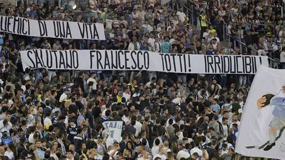 Esta fue la bandera con la que los &apos;ultras&apos; de la Lazio homeajearon a...
