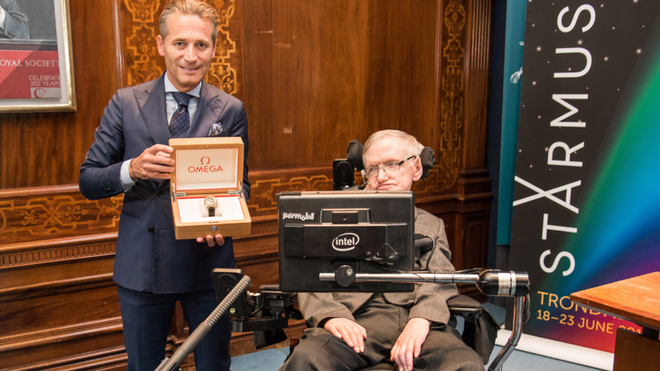 Stephen Hawking y Raynald Aeschlimann, presidente y CEO de Omega