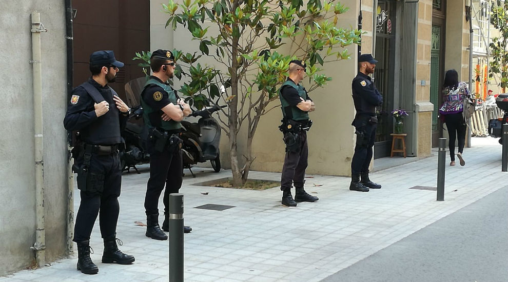Los agentes de la fuerza de seguridad en la entrada del despacho de...
