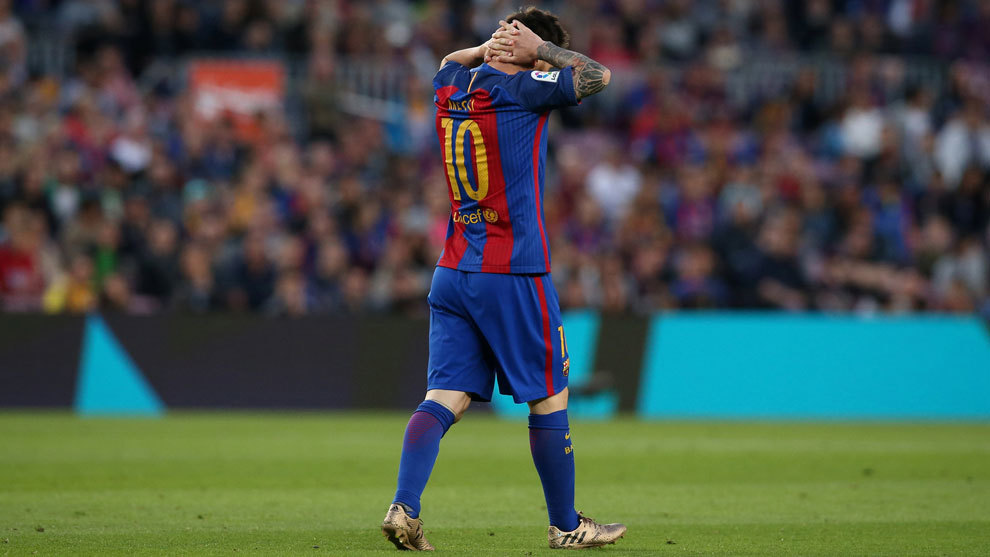 Messi se lamenta tras fallar un gol
