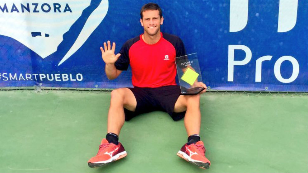 Ricardo Ojeda tras ganar un torneo ITF esta temporada.
