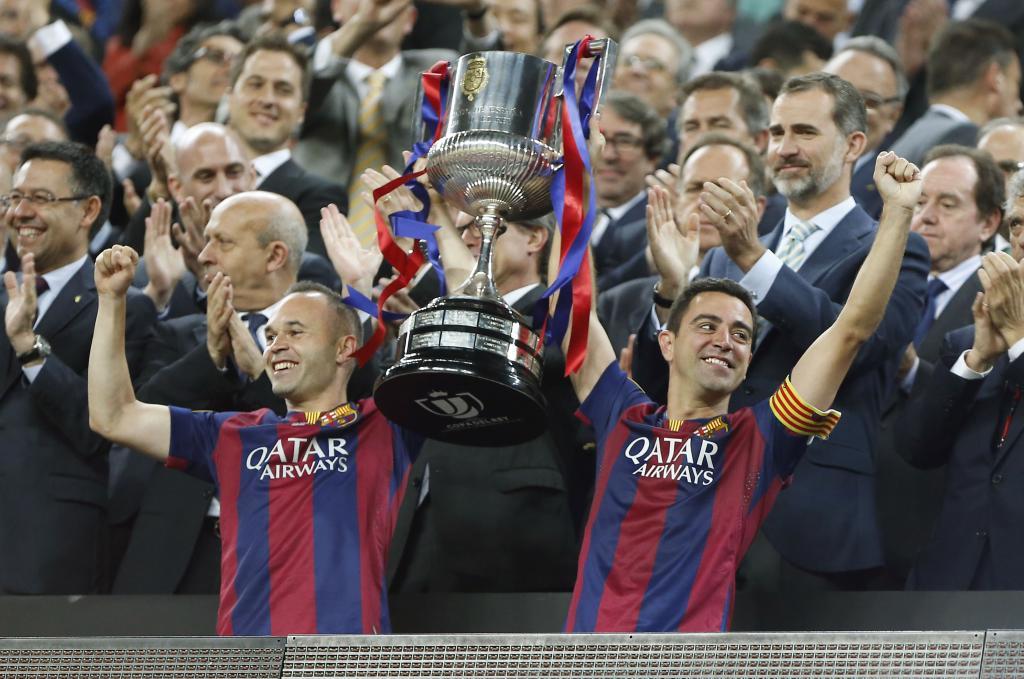 Iniesta y Xavi con la Copa del Rey 14-15.