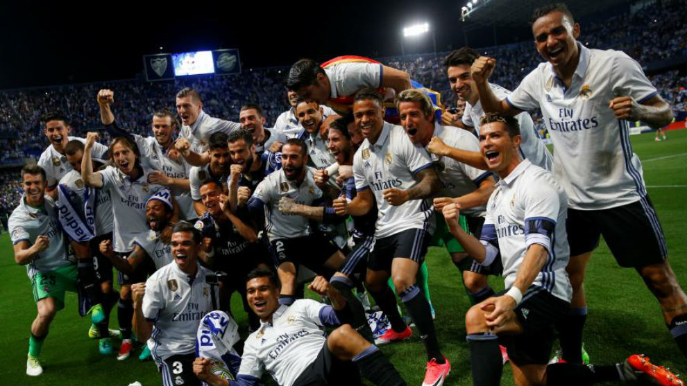 Los jugadores del Real Madrid celebran el título sin el trofeo en La Rosaleda.