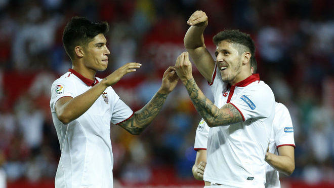 Jovetic celebra junto a Correa su tanto en la ltima jornada de Liga.