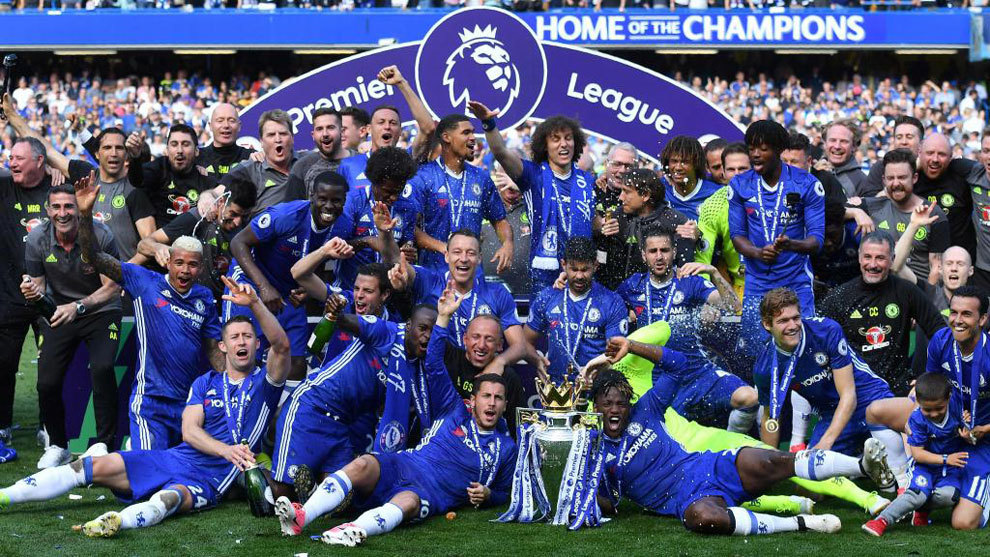 El Chelsea, campen de la Premier League 2016/17, recibe el trofeo al...