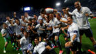 Los jugadores del Real Madrid celebran el ttulo sin el trofeo en La...