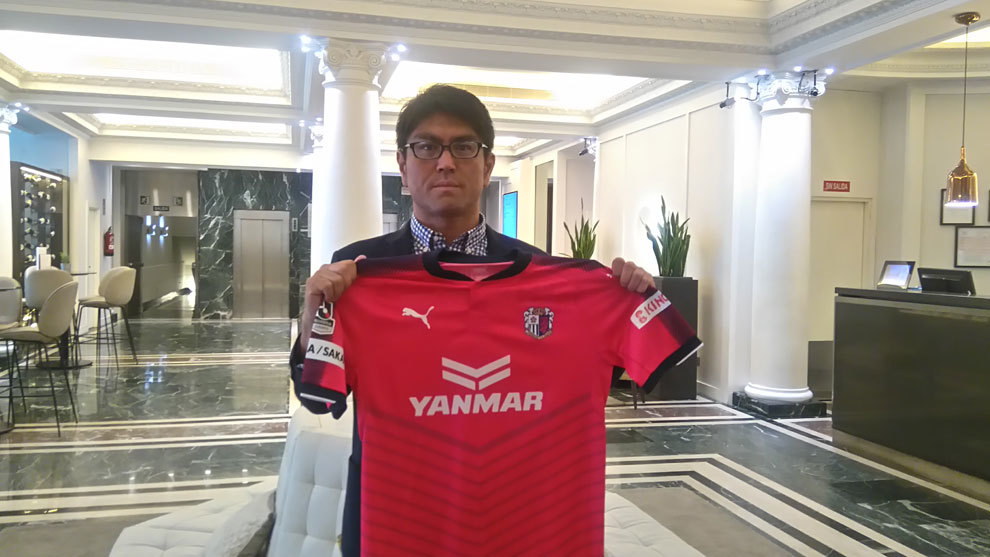 Naoto Ihara posa con la camiseta del Cerezo Osaka