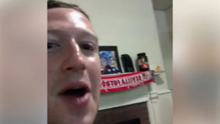 Zuckerberg, con la bufanda del Sevilla en su habitacin