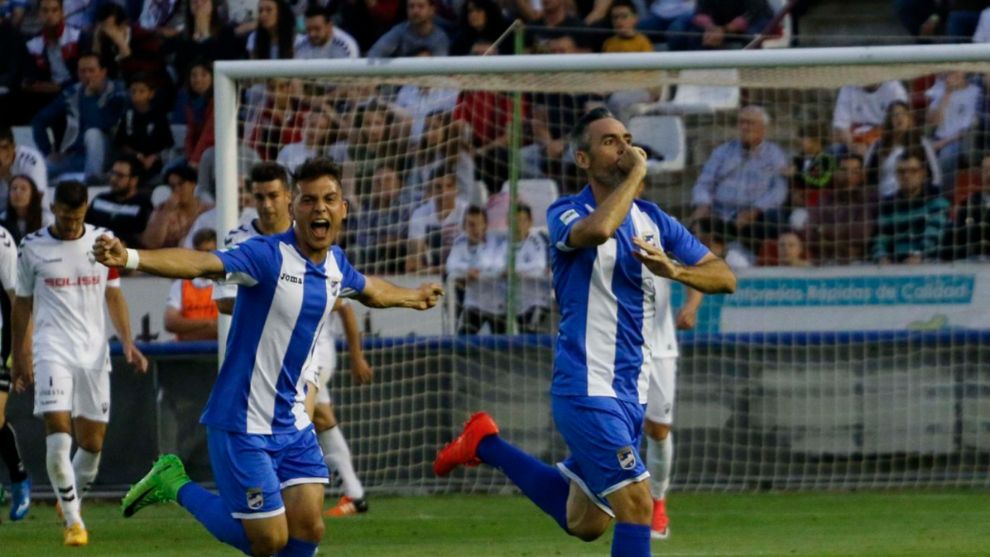 Abel celebra el gol anotado con el Lorca FC en la ida ante el...