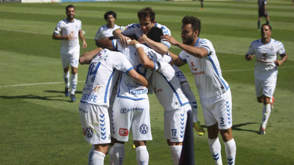 Los jugadores del Tenerife celebran un gol durante un partido de la...
