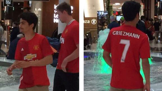Un aficionado del Manchester United, con la camiseta de Griezmann en...