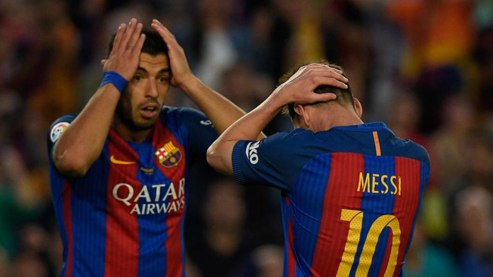 Luis Surez y Messi se lamentan durante un partido.