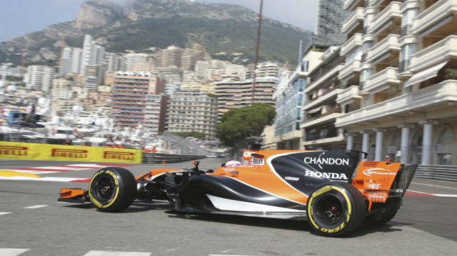 Jenson Button, que sustituye a Alonso este fin de semana, pilota el...