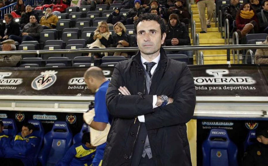 Molina, como entrenador frente al banquillo del Villarreal