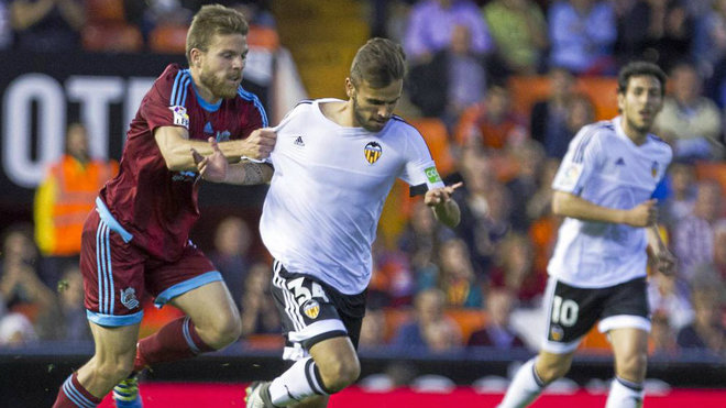 Illarramendi agarra a Sito durante el Valencia - Real Sociedad de mayo...
