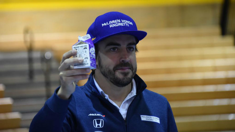 Alonso brindando con leche en un acto en un instituto de Indinpolis