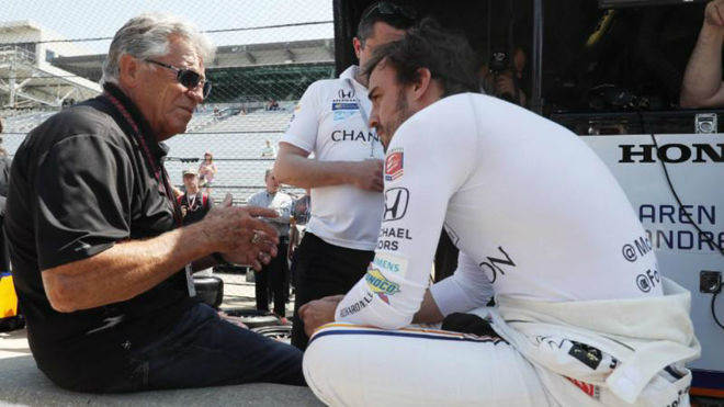 Mario Andretti charla con Fernando Alonso en el Motor Speedway de...