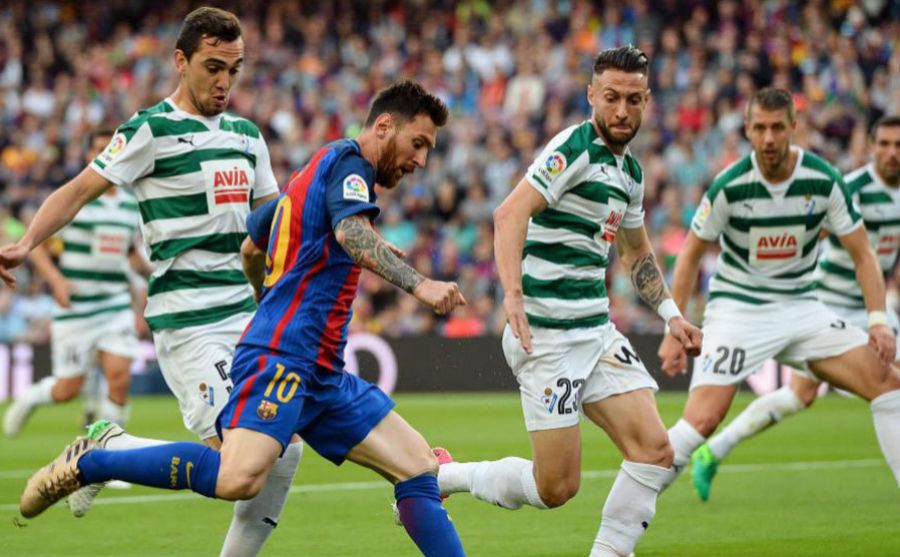 Leo Messi trata de chutar un baln durante la ltima jornada de Liga...