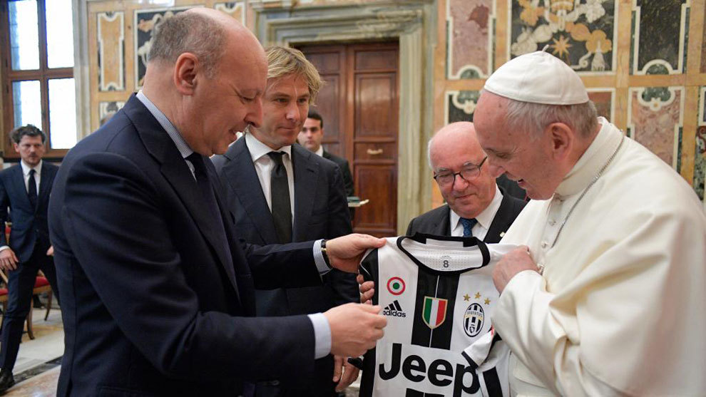 Marotta, en un acto, entregando una camiseta de la Juve al Papa