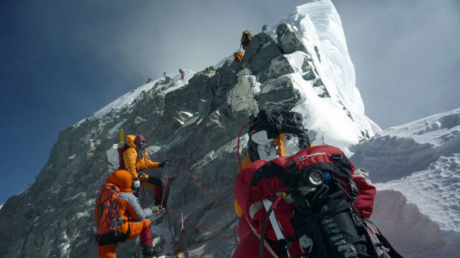 Varios escaladores, a su paso por el escaln Hillary en 2009.
