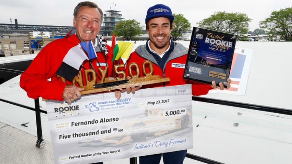 Alonso recibe el premio a mejor rookie.