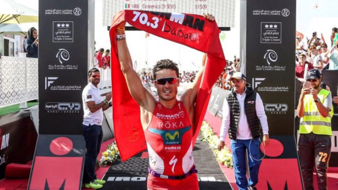 Gmez Noya levanta la cinta de meta en el Ironman 70.3 de Dubai.