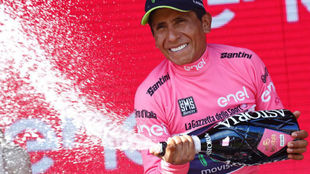 Nairo Quintana en el podio como nuevo lder de la general.