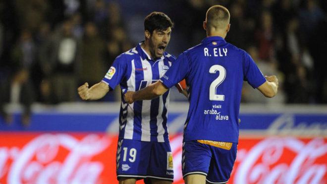 Manu Garca celebra un gol con Ely.