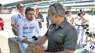 Alonso dialoga con Montoya durante los entrenamientos en el circuito...