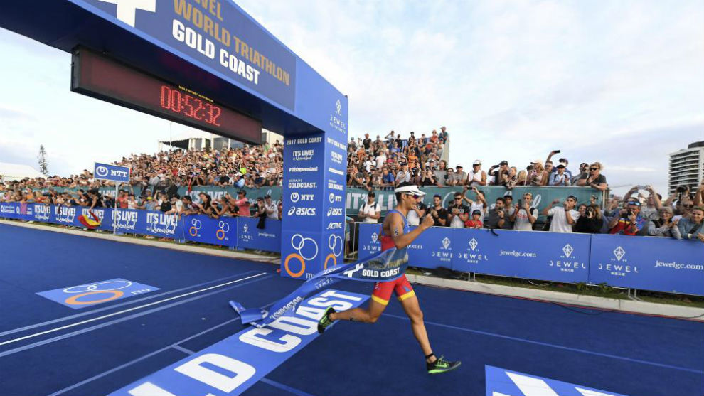 Mario Mola cruza la meta en la prueba de Gold Coast (Australia)