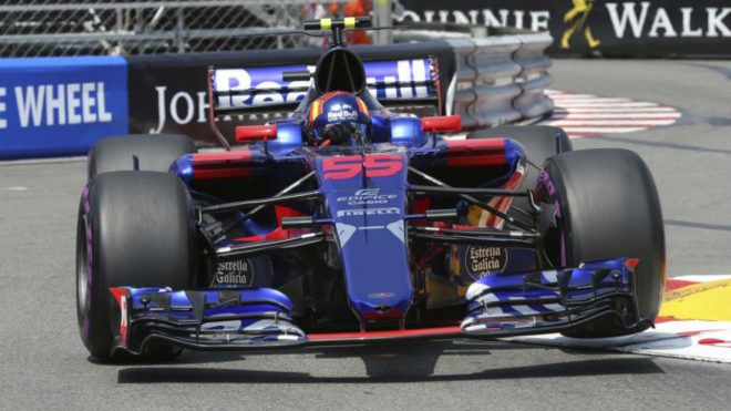 Carlos Sainz pilota su Toro Rosso en las calles de Mnaco.