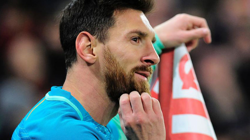 Leo Messi, apoyado en un bandern del Athletic en San Mams