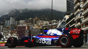 Carlos Sainz pilota su Toro Rosso en el circuito urbano de Montecarlo.