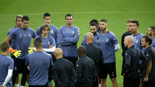 Los jugadores del Madrid en un entrenamiento antes de un duelo de...