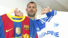 Javi Moreno, con las camisetas de Barcelona y Alavs