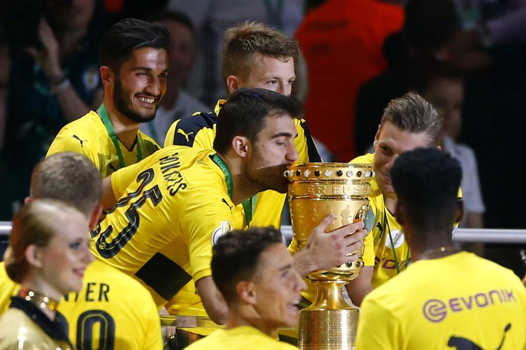 Los jugadores del Dortmund con la Copa.